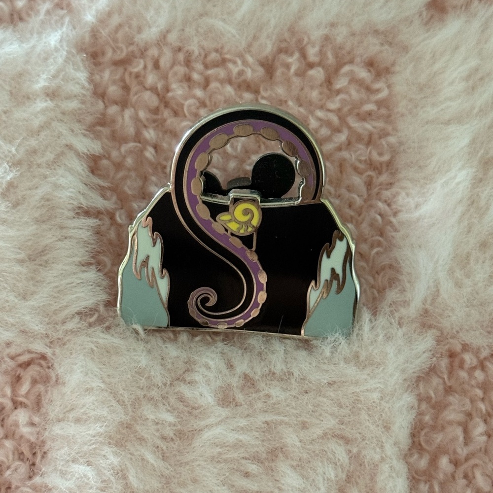 Ursula Handbag Pin